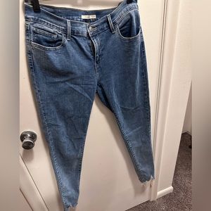 Levi’s 710 skinny jeans. Mid rise.
